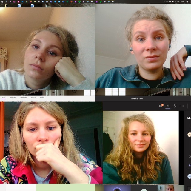 Das Bild zeigt viermal Toni. Es ist eine Collage aus vier Screenshots von Toni in Zoom Calls. Toni ist blond, weiß und wird weiblich gelesen. Sie lächelt einmal in die Kamera. Das andere mal guckt sie gelangweilt. Im dritten Screenshot schaut sie kritisch.