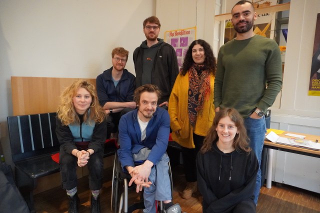 Auf dem Bild sind sieben Menschen zu sehen. Sie sind Teil des Teams der Stadtteilastronautin. Das Bild zeigt von links nach rechts: Antonia Rehfueß, Benjamin Böcker, Jan Kampmann, Jonas Feller, Sheyda Toufan, Merle Mühlhausen und Sami Khalil. Wir verzichten an dieser Stelle auf eine genaue Beschreibung des individuelle Aussehens, weil wir keine Selbstbeschreibungen der einzelnen abgefragt haben.